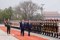 Tổng Bí thư, Chủ tịch nước Tô Lâm và Tổng Bí thư, Chủ tịch nước Trung Quốc Tập Cận Bình duyệt Đội danh dự Quân giải phóng Nhân dân Trung Quốc. (Ảnh: Thống Nhất/TTXVN)