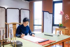 Phu nhân Ngô Phương Ly viết lưu bút tại Trung tâm giao lưu khoa học văn hóa thanh thiếu niên Tống Khánh Linh. (Ảnh: TTXVN)