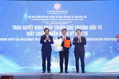 Lãnh đạo tỉnh Đắk Lắk trao chủ trương đầu tư cho doanh nghiệp. (Ảnh: Ngọc Minh/TTXVN)