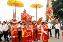Nghi thức rước Ông Khiu, Bà Khiu. (Ảnh: Hoàng Hùng/TTXVN)