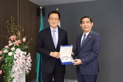 Giáo sư Pai Chi-Li (trái), Chủ tịch AIT và Đại sứ Phạm Việt Hùng trao quà lưu niệm. (Ảnh: Đỗ Sinh/TTXVN)