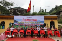 Quang cảnh Lễ khánh thành và bàn giao phòng học mới tại điểm trường Mầm non Đề Lảng. (Ảnh: Huy Thông/TTXVN)
