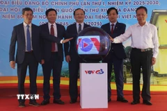 Lãnh đạo Đài Tiếng nói Việt Nam và lãnh đạo tỉnh Cao Bằng phát lệnh phát sóng FM Phia Oắc Cao Bằng. (Ảnh: TTXVN phát)