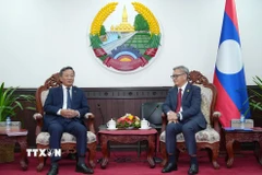 Bộ trưởng Ngoại giao Lào Thongsavanh Phomvihane (phải) tiếp Đại sứ Việt Nam tại Lào Nguyễn Minh Tâm đến chúc mừng. (Ảnh: Xuân Tú/TTXVN)