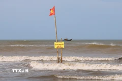 Biển cảnh báo nguy hiểm trên bãi tắm tại Khu du lịch biển Diễn Thành (thị trấn Diễn Thành, huyện Diễn Châu, Nghệ An). (Ảnh: Xuân Tiến/TTXVN)