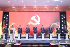 Tổng Bí thư Tô Lâm và các đại biểu thực hiện nghi thức khai trương trang thông tin Đại hội đại biểu toàn quốc lần thứ XIV của Đảng của TTXVN. (Ảnh: Thống Nhất/TTXVN)