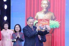 Tổng Bí thư Tô Lâm nhận sách ảnh "Vinh quang mãi mãi thuộc về Nhân dân" từ lãnh đạo Thông tấn xã Việt Nam trong Lễ kỷ niệm 80 năm thành lập Thông tấn xã Việt Nam ngày 13/9/2025. (Ảnh: Lâm Khánh/TTXVN)
