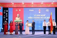 Tổng Bí thư Tô Lâm trao Huân chương Hồ Chí Minh lần thứ ba cho Thông tấn xã Việt Nam. (Ảnh: Doãn Tấn/TTXVN)