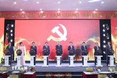 Tổng Bí thư Tô Lâm và các đại biểu thực hiện nghi thức khai trương trang thông tin Đại hội đại biểu toàn quốc lần thứ XIV của Đảng của TTXVN. (Ảnh: Thống Nhất/TTXVN)