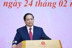 Thủ tướng Phạm Minh Chính chúc mừng các chuyên gia, nhà khoa học tiêu biểu trong lĩnh vực y tế. (Ảnh: Dương Giang/TTXVN)