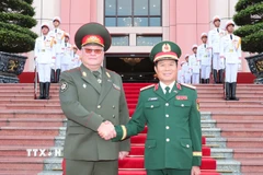 Đại tướng Nguyễn Tân Cương và Thiếu tướng Muraveiko Pavel Nikolaevich tại lễ đón. (Ảnh: Trọng Đức/TTXVN)