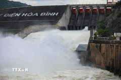 Thủy điện Hòa Bình trong thời điểm mở một cửa xả đáy. (Ảnh: Trọng Đạt/TTXVN)