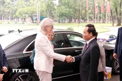 Ông Trần Lưu Quang, Bí thư Trung ương Đảng, Bí thư Thành ủy Thành phố Hồ Chí Minh, chào đón bà Sam Mostyn, Toàn quyền Australia. (Ảnh: Xuân Khu/TXVN)