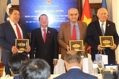 Phó Chủ tịch Quốc hội Nguyễn Đức Hải tặng quà kỷ niệm cho bạn bè Hy Lạp. (Ảnh: Dương Hoa/TTXVN)