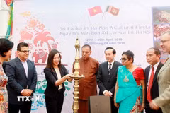 Chủ tịch Quốc hội Sri Lanka Karu Jayasuriya làm lễ thắp nến khai mạc Lễ hội Văn hóa Sri Lanka tại Hà Nội. (Ảnh: Hoàng Hà/TTXVN phát)