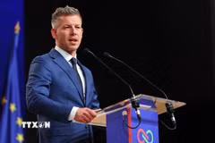 Ông Peter Magyar, lãnh đạo đảng Tisza, phát biểu trong cuộc họp báo tại Budapest, Hungary. (Ảnh: THX/TTXVN)