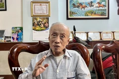 Ông Phan Minh Huệ, nguyên cán bộ, giảng viên Trường Đại học Giao thông vận tải Thành phố Hồ Chí Minh, chia sẻ với phóng viên TTXVN. (Ảnh: Tiến Lực/TTXVN)