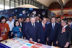 Tổng Bí thư Tô Lâm, các đồng chí lãnh đạo Đảng, Nhà nước và các đại biểu tham quan không gian trưng bày của TTXVN. (Ảnh: Thống Nhất/TTXVN)