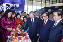 Tổng Bí thư Tô Lâm, các đồng chí lãnh đạo Đảng, Nhà nước và các đại biểu tham quan không gian trưng bày của TTXVN. (Ảnh: Thống Nhất/TTXVN)