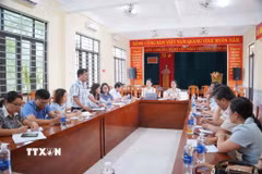 UBND xã Tân Lập đã họp khẩn chỉ đạo vụ nghi ngộ độc thực phẩm xảy ra trên địa bàn. (Ảnh: TTXVN phát)