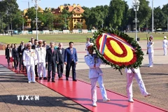 Chủ tịch Thượng viện Quốc hội Cộng hòa Séc Milos Vystrcil đến đặt vòng hoa và vào Lăng viếng Chủ tịch Hồ Chí Minh. (Ảnh: Minh Đức/TTXVN)