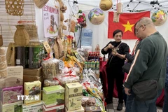 Khách tham quan và tìm hiểu các sản phẩm tại gian hàng của Cơ quan Thương vụ Việt Nam tại Hong Kong. (Ảnh: Mạc Luyện/TTXVN)