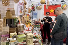 Khách tham quan và tìm hiểu các sản phẩm tại gian hàng của Cơ quan Thương vụ Việt Nam tại Hong Kong. (Ảnh: Mạc Luyện/TTXVN)
