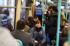 Người dân đi xe buýt tại London, Anh trong thời gian diễn ra đại dịch COVID-19. (Ảnh: THX/TTXVN)