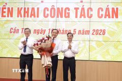 Lãnh đạo Thành ủy và UBND thành phố Cần Thơ trao quyết định phê chuẩn kết quả bầu Phó chủ tịch UBND thành phố Cần Thơ của Thủ tướng Chính phủ cho ông Lê Công Lý. (Ảnh: TTXVN phát)