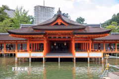 Một điện thờ trên biển trong quần thể đền Itsukushima. (Ảnh: Xuân Giao/TTXVN)