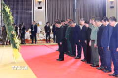 Thường trực Ban Bí thư Trần Cẩm Tú dẫn đầu Đoàn cấp cao Đảng Cộng sản Việt Nam viếng đồng chí Xaysomphone Phomvihane, Ủy viên Bộ Chính trị, Chủ tịch Quốc hội Lào. (Ảnh: Phương Hoa/TTXVN)