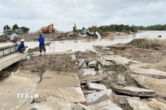 Bờ kè sông Ba đoạn qua xã Tây Hòa bị dòng nước lũ cuốn trôi, gây hư hại một số đoạn. (Ảnh: Tường Quân/TTXVN)