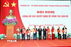 Bí thư Thành ủy Hải Phòng Lê Tiến Châu và Chủ tịch Ủy ban Nhân dân thành phố Lê Ngọc Châu trao quyết định và tặng hoa chúc mừng các cán bộ được điều động, luân chuyển. (Ảnh: Mạnh Tú/TTXVN)