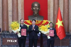 Chủ tịch nước Lương Cường trao quyết định bổ nhiệm Phó Chánh án Toà án Nhân dân tối cao đối với hai đồng chí Lê Tiến và Nguyễn Biên Thùy. (Ảnh: Lâm Khánh/TTXVN)