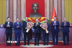 Lãnh đạo Tòa án Nhân dân tối cao chúc mừng hai Phó Chánh án Tòa án Nhân dân tối cao Lê Tiến và Nguyễn Biên Thùy. (Ảnh: Lâm Khánh/TTXVN)