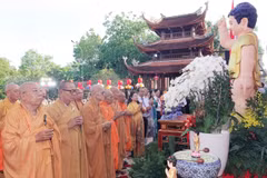 Chư tôn đức giáo phẩm cùng đại diện lãnh đạo các cấp thực hiện nghi lễ cúng dường Phật đản. (Ảnh: Ngọc Thiện/TTXVN)