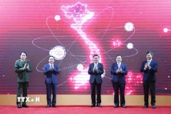 Thường trực Ban Bí thư Trần Cẩm Tú cùng các đại biểu nhấn nút khai trương ứng dụng của ngành Tuyên giáo và Dân vận trên điện thoại di động. (Ảnh: Phương Hoa/TTXVN)