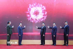 Thường trực Ban Bí thư Trần Cẩm Tú cùng các đại biểu khai trương ứng dụng của ngành Tuyên giáo và Dân vận trên điện thoại di động. (Ảnh: Phương Hoa/TTXVN)