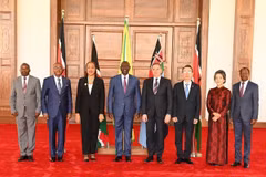 Đại sứ Việt Nam tại Tanzania kiêm nhiệm Kenya Vũ Thanh Huyền (thứ 2, phải sang) cùng đại sứ các nước trình quốc thư lên Tổng thống Kenya William Ruto. (Ảnh: TTXVN phát)