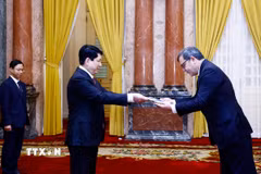 Chủ tịch nước Lương Cường nhận Quốc thư từ Đại sứ Hy Lạp Antonios Papakostas. (Ảnh: Lâm Khánh/TTXVN)