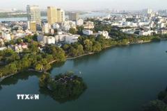 Khu vực phố Đinh Tiên Hoàng trong không gian hồ Hoàn Kiếm. (Ảnh: Huy Hùng/TTXVN)