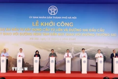 Thủ tướng Phạm Minh Chính và các đại biểu phát lệnh khởi công Dự án đầu tư xây dựng cầu Tứ Liên và đường hai đầu cầu. (Ảnh: Quốc Khánh/TTXVN)
