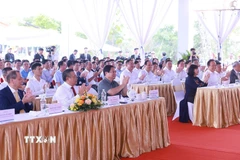 Thủ tướng Phạm Minh Chính và các đại biểu dự lễ khởi công Dự án đầu tư xây dựng cầu Tứ Liên. (Ảnh: Dương Giang/TTXVN)