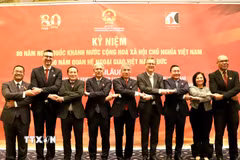 Đại sứ Nguyễn Đắc Thành (đứng giữa) chụp ảnh lưu niệm với các đại sứ khách khách mời tham dự kỷ niệm 80 năm Quốc khánh. (Ảnh: Phương Hoa/TTXVN)