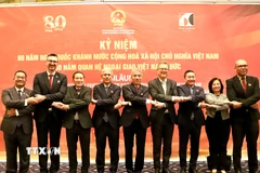 Đại sứ Nguyễn Đắc Thành (đứng giữa) chụp ảnh lưu niệm với các đại sứ khách khách mời tham dự kỷ niệm 80 năm Quốc khánh. (Ảnh: Phương Hoa/TTXVN)