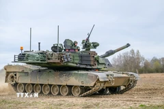 Binh sỹ Ba Lan tham gia buổi huấn luyện tại thao trường Biedrusko ngày 7/4/2025. (Ảnh: PAP/TTXVN)