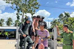 Các đối tượng bỏ trốn khỏi Cơ sở cai nghiện ma tuý số 2 bị lực lượng chức năng phát hiện, đưa trở lại Cơ sở cai nghiện. (Ảnh: TTXVn phát)