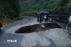 Hố sụt lún có diện tích ước tính khoảng 50m2, độ sâu 8-10m, phần mặt đường còn lại chỉ vẻn vẹn 1,5m. (Ảnh: TTXVN phát)
