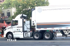 Xe tải hạng nặng lưu thông trên đường Connecticut ở thủ đô Washington D.C., ngày 6/10/2025. (Ảnh: Ngọc Quang/TTXVN)