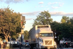 Xe tải hạng nặng lưu thông trên đường Connecticut ở thủ đô Washington D.C. (Ảnh: Ngọc Quang/TTXVN)